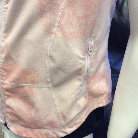 Rare Lululemon 🍋 zip up short sleeved sweater - Picture 8 of 10